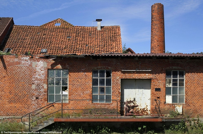 German artist hid nude models in photos again