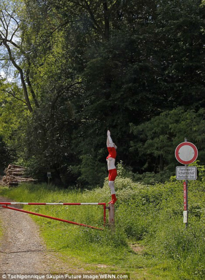 German artist hid nude models in photos again