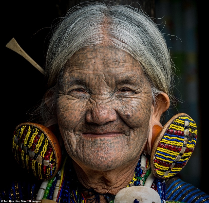 Girls of the Chin people get disfiguring tattoos on their faces so that they are not kidnapped Girls of the Chin people get disfiguring tattoos on their faces so that they are not kidnapped