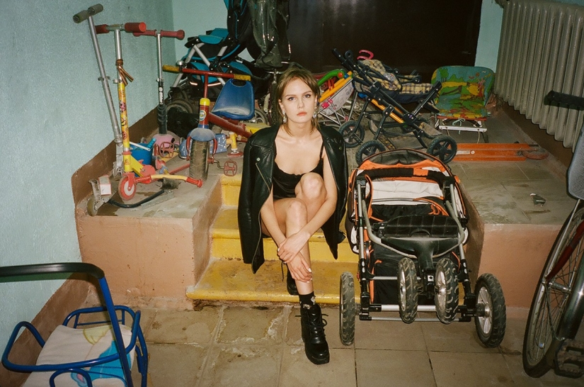 Girls on stairwells - the triumph of post-Soviet entrances Girls on stairwells - the triumph of post-Soviet entrances