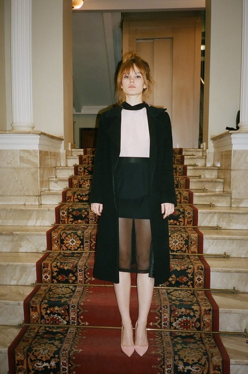 Girls on stairwells - the triumph of post-Soviet entrances Girls on stairwells - the triumph of post-Soviet entrances