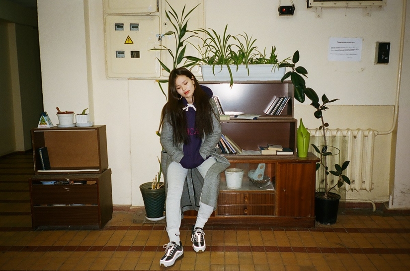 Girls on stairwells - the triumph of post-Soviet entrances Girls on stairwells - the triumph of post-Soviet entrances