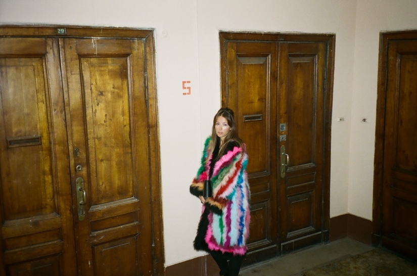 Girls on stairwells - the triumph of post-Soviet entrances Girls on stairwells - the triumph of post-Soviet entrances