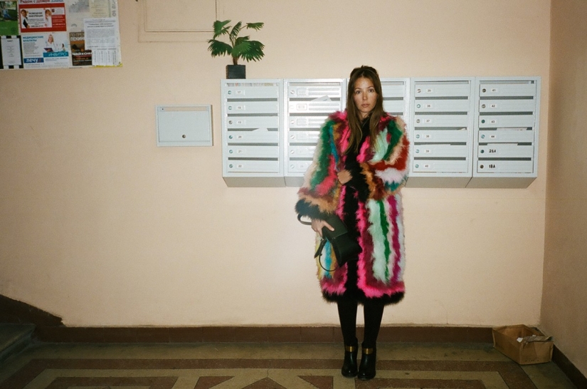 Girls on stairwells - the triumph of post-Soviet entrances Girls on stairwells - the triumph of post-Soviet entrances