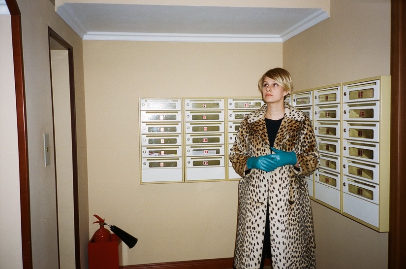 Girls on stairwells - the triumph of post-Soviet entrances Girls on stairwells - the triumph of post-Soviet entrances