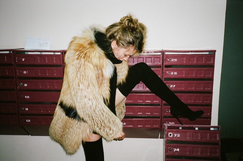 Girls on stairwells - the triumph of post-Soviet entrances Girls on stairwells - the triumph of post-Soviet entrances