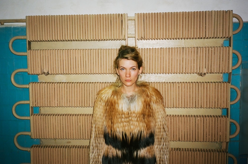 Girls on stairwells - the triumph of post-Soviet entrances Girls on stairwells - the triumph of post-Soviet entrances