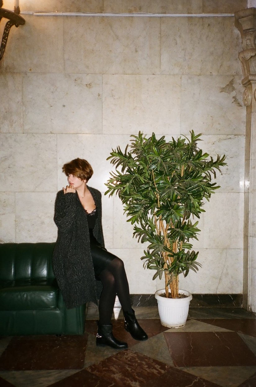 Girls on stairwells - the triumph of post-Soviet entrances Girls on stairwells - the triumph of post-Soviet entrances