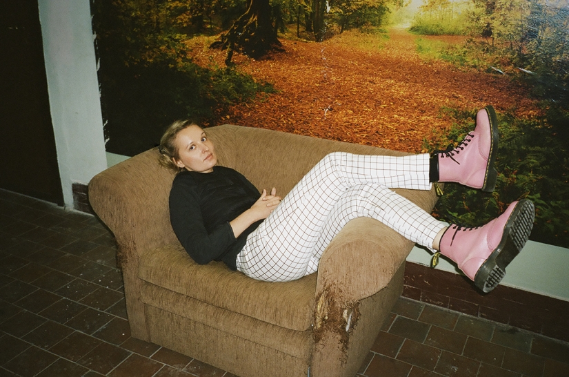 Girls on stairwells - the triumph of post-Soviet entrances Girls on stairwells - the triumph of post-Soviet entrances