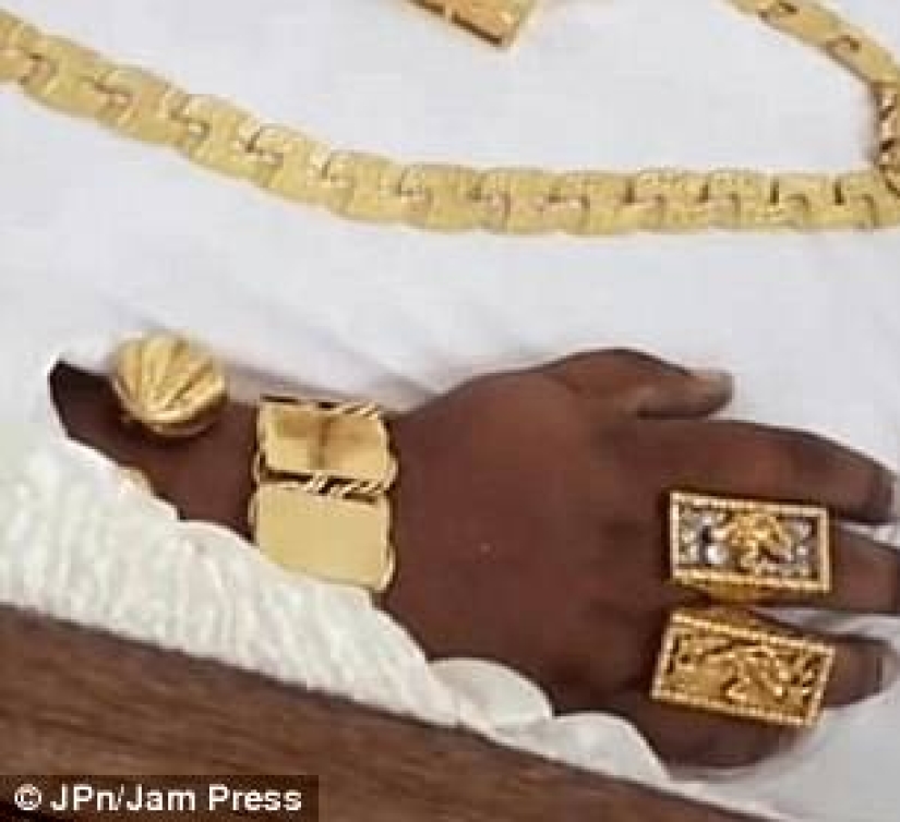 Golden coffin, champagne and jewelry: how a millionaire from Trinidad was seen off on his last journey