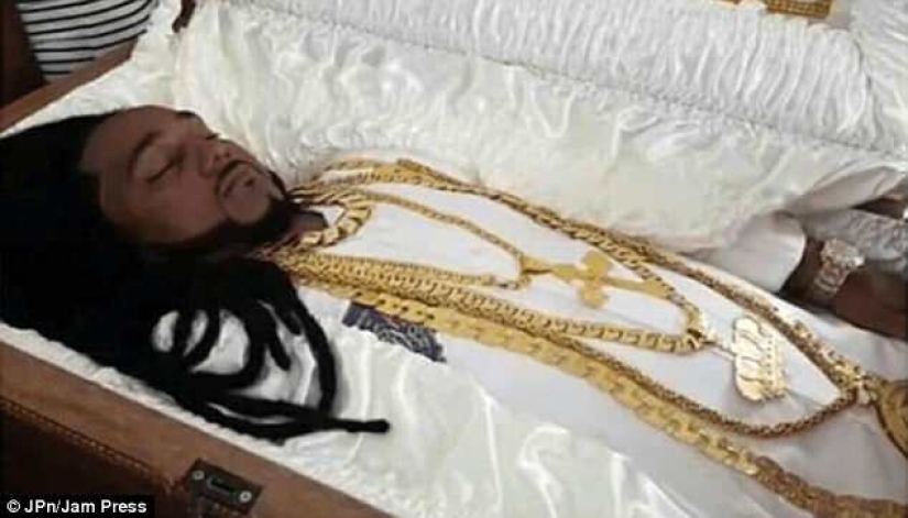 Golden coffin, champagne and jewelry: how a millionaire from Trinidad was seen off on his last journey