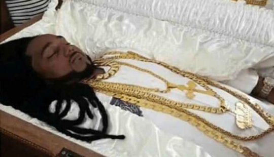 Golden coffin, champagne and jewelry: how a millionaire from Trinidad was seen off on his last journey