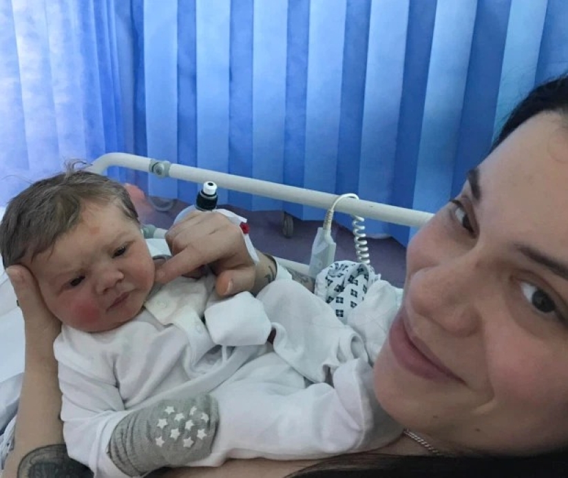 Goldilocks: a girl with a luxurious shock of hair touches users of social networks