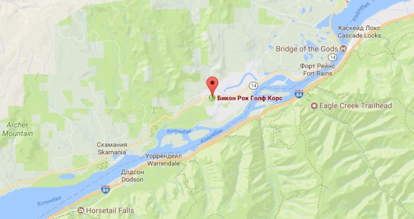 Golf durante la plaga: jugadores en el fondo de un incendio forestal en los Estados Unidos Golf durante la plaga: jugadores en el fondo de un incendio forestal en los Estados Unidos