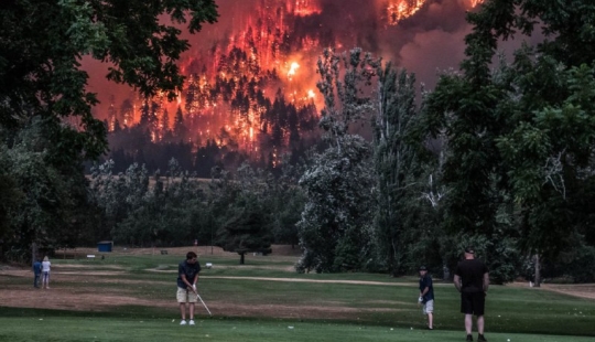 Golf during the plague: players on the background of a forest fire in the USA