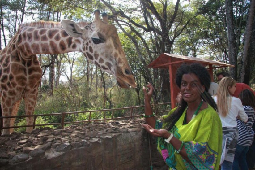 Golpeada por el sol: una modelo rubia de Alemania se ha vuelto de piel oscura y quiere mudarse a África