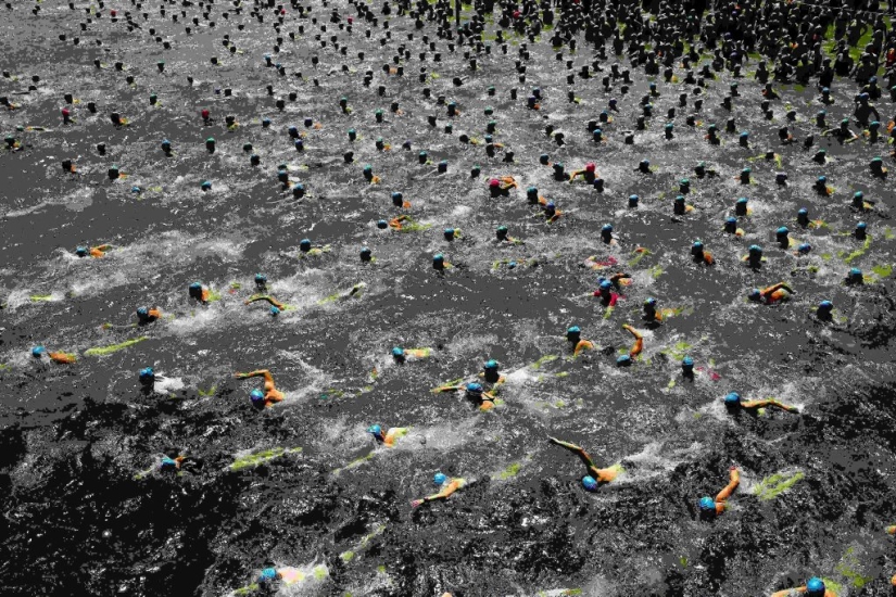 Gorros azules de natación masiva en el lago de Zúrich Gorros azules de natación masiva en el lago de Zúrich