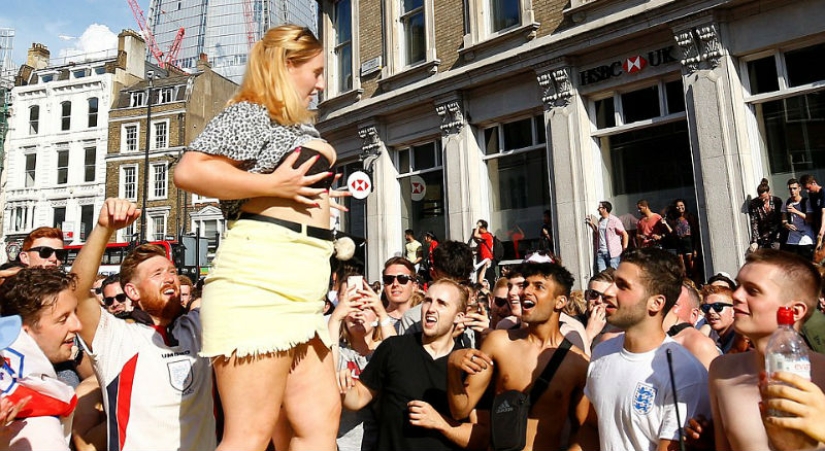 Gracias a Dios, no en Nikolskaya: cómo los fanáticos ingleses celebraron la victoria de su selección Gracias a Dios, no en Nikolskaya: cómo los fanáticos ingleses celebraron la victoria de su selección