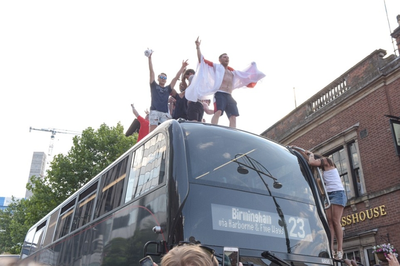 Gracias a Dios, no en Nikolskaya: cómo los fanáticos ingleses celebraron la victoria de su selección Gracias a Dios, no en Nikolskaya: cómo los fanáticos ingleses celebraron la victoria de su selección