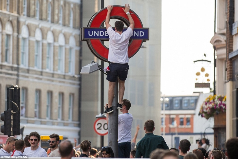 Gracias a Dios, no en Nikolskaya: cómo los fanáticos ingleses celebraron la victoria de su selección Gracias a Dios, no en Nikolskaya: cómo los fanáticos ingleses celebraron la victoria de su selección