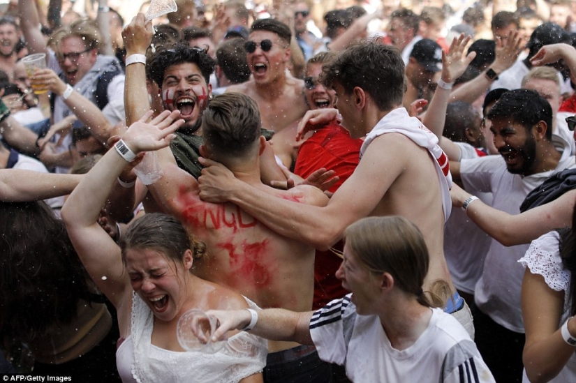 Gracias a Dios, no en Nikolskaya: cómo los fanáticos ingleses celebraron la victoria de su selección Gracias a Dios, no en Nikolskaya: cómo los fanáticos ingleses celebraron la victoria de su selección