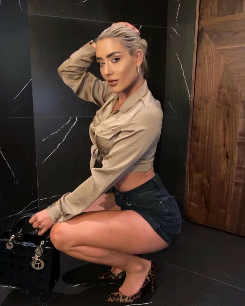 Groovy blonde Jacqueline Humphrey and her bohemian life