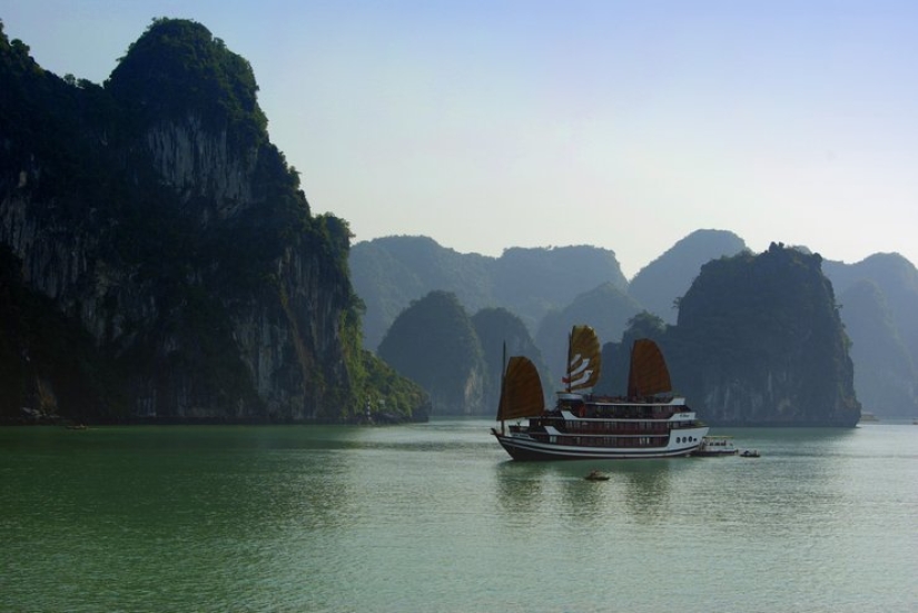 Ha Long es una de las bahías más hermosas del mundo. Ha Long es una de las bahías más hermosas del mundo.