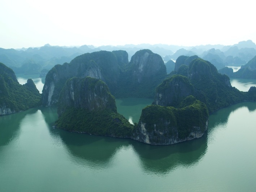 Ha Long es una de las bahías más hermosas del mundo. Ha Long es una de las bahías más hermosas del mundo.