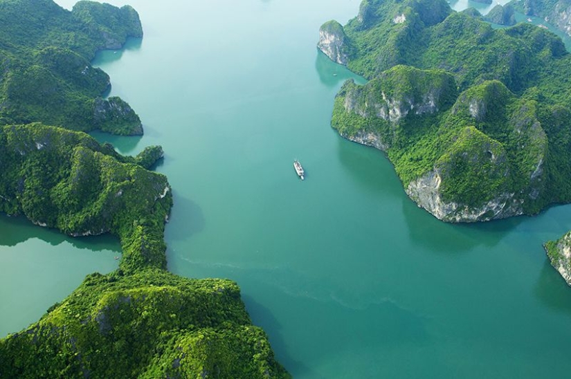 Ha Long es una de las bahías más hermosas del mundo. Ha Long es una de las bahías más hermosas del mundo.