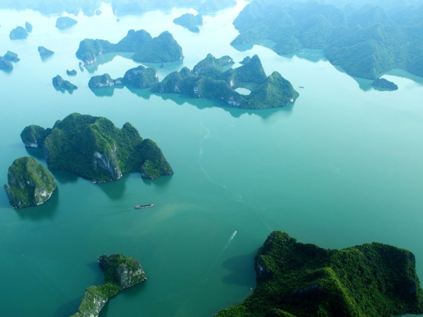 Ha Long es una de las bahías más hermosas del mundo. Ha Long es una de las bahías más hermosas del mundo.