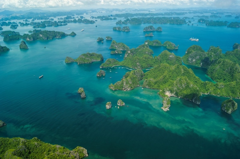 Ha Long is one of the most beautiful bays in the world. Ha Long is one of the most beautiful bays in the world.