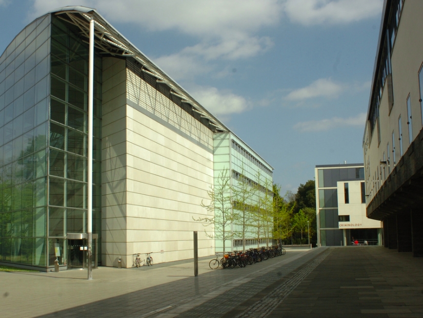 Hacer los deberes en la fuente del siglo XIV: un día en la vida de un estudiante de Cambridge