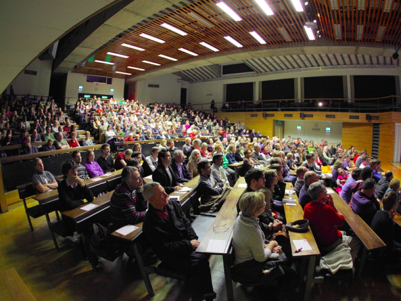 Hacer los deberes en la fuente del siglo XIV: un día en la vida de un estudiante de Cambridge