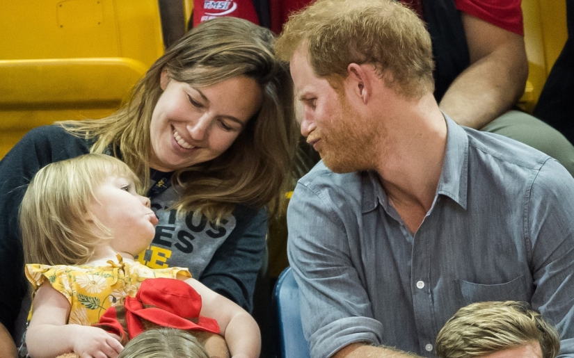 "Harry does not share food!": the British prince did not share a bucket of popcorn with a friend's little daughter "Harry does not share food!": the British prince did not share a bucket of popcorn with a friend's little daughter