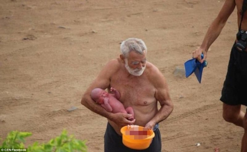 Harsh tourists from Russia give birth right in the Red Sea Harsh tourists from Russia give birth right in the Red Sea