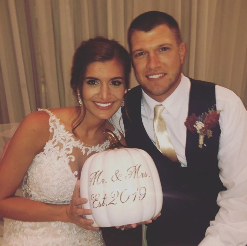 Hasta que la comida rápida nos separa: la novia recibió un ramo de pepitas de boda y se lo comió con apetito