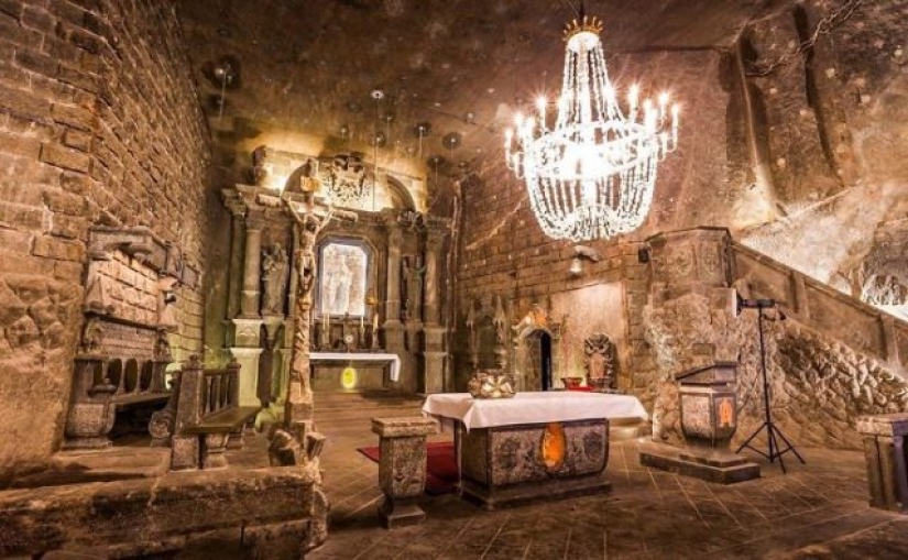 Hay una mina de sal en Polonia con lagos subterráneos, capillas y candelabros de sal, y parece irreal