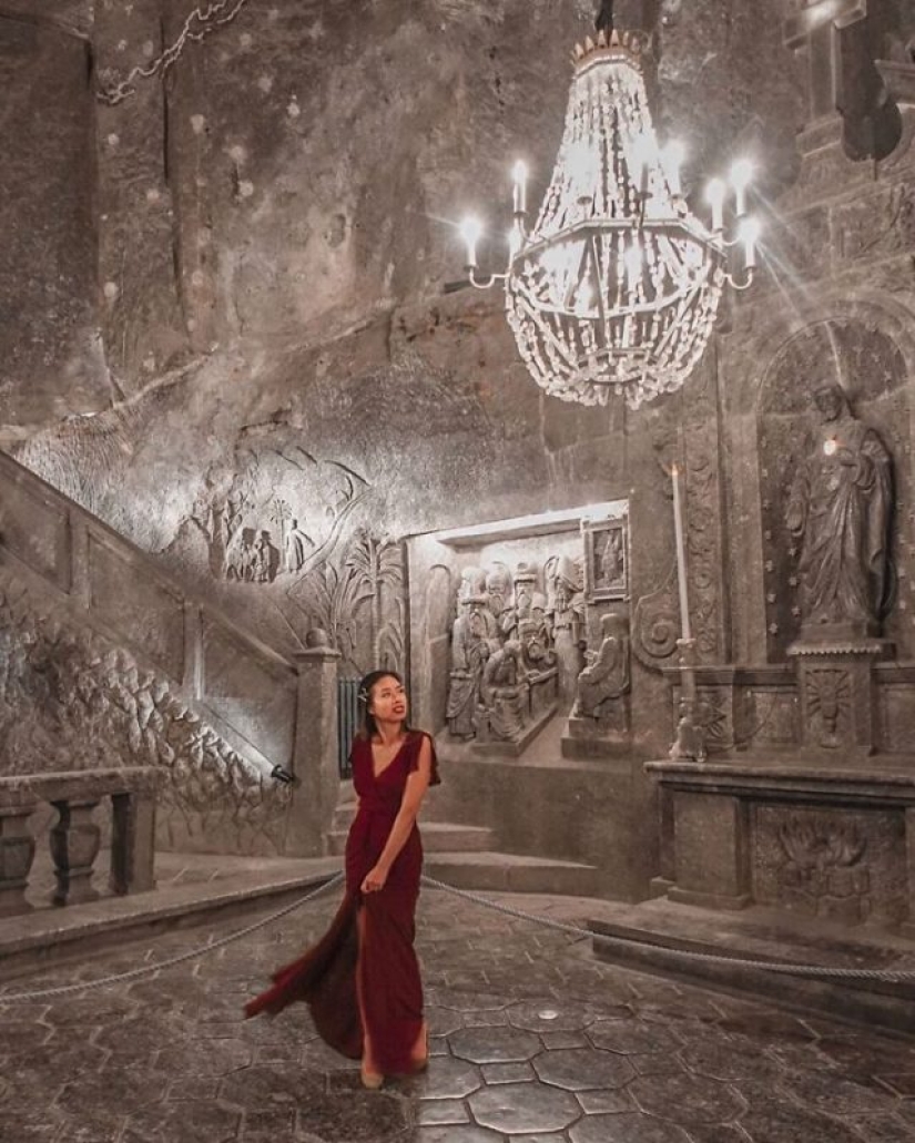 Hay una mina de sal en Polonia con lagos subterráneos, capillas y candelabros de sal, y parece irreal