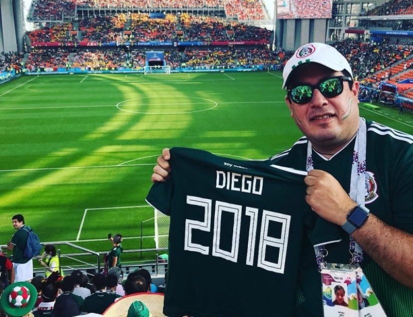 He carries tickets for the whole family with him: the Mexican buried his wife and children and still flew to the World Cup He carries tickets for the whole family with him: the Mexican buried his wife and children and still flew to the World Cup