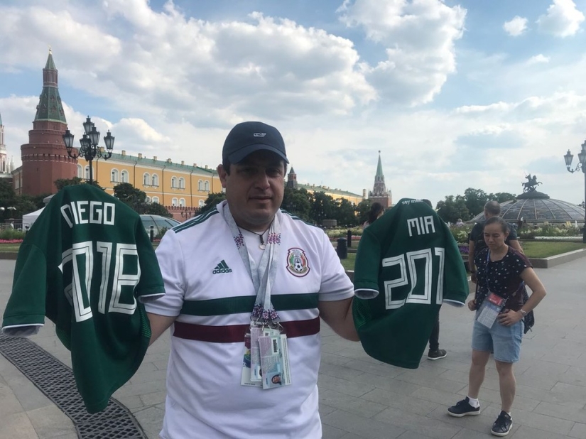 He carries tickets for the whole family with him: the Mexican buried his wife and children and still flew to the World Cup He carries tickets for the whole family with him: the Mexican buried his wife and children and still flew to the World Cup