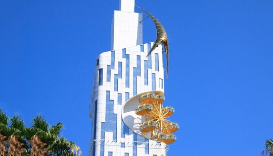Hermoso y sin sentido: la primera noria del mundo en la fachada de un rascacielos en Batumi