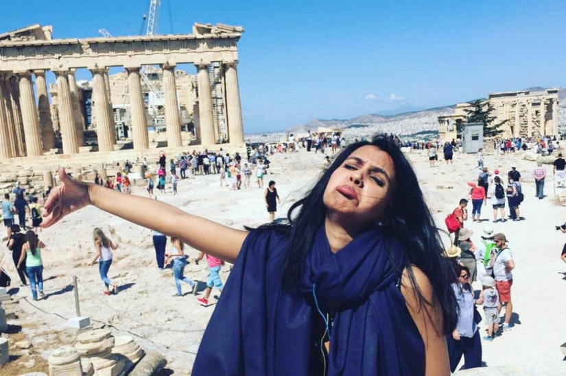 Honeymoon alone: the wife publishes a photo where she "hugs" her husband at home