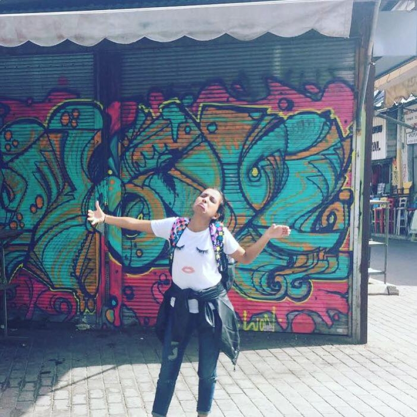 Honeymoon alone: the wife publishes a photo where she "hugs" her husband at home