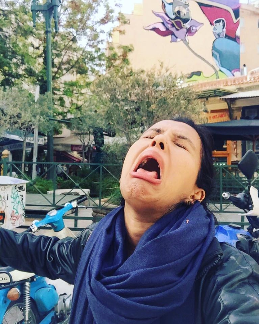 Honeymoon alone: the wife publishes a photo where she "hugs" her husband at home