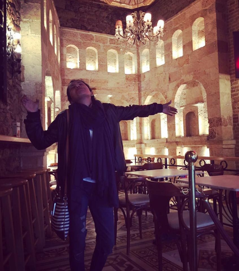 Honeymoon alone: the wife publishes a photo where she "hugs" her husband at home