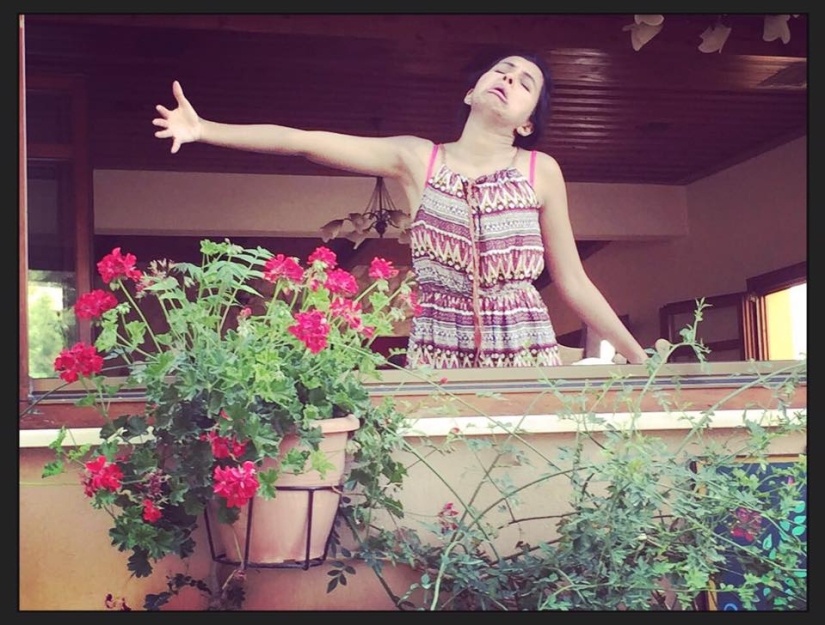 Honeymoon alone: the wife publishes a photo where she "hugs" her husband at home