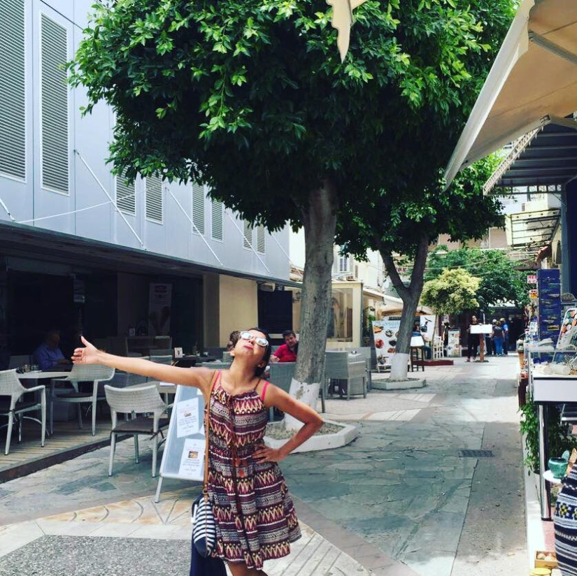 Honeymoon alone: the wife publishes a photo where she "hugs" her husband at home