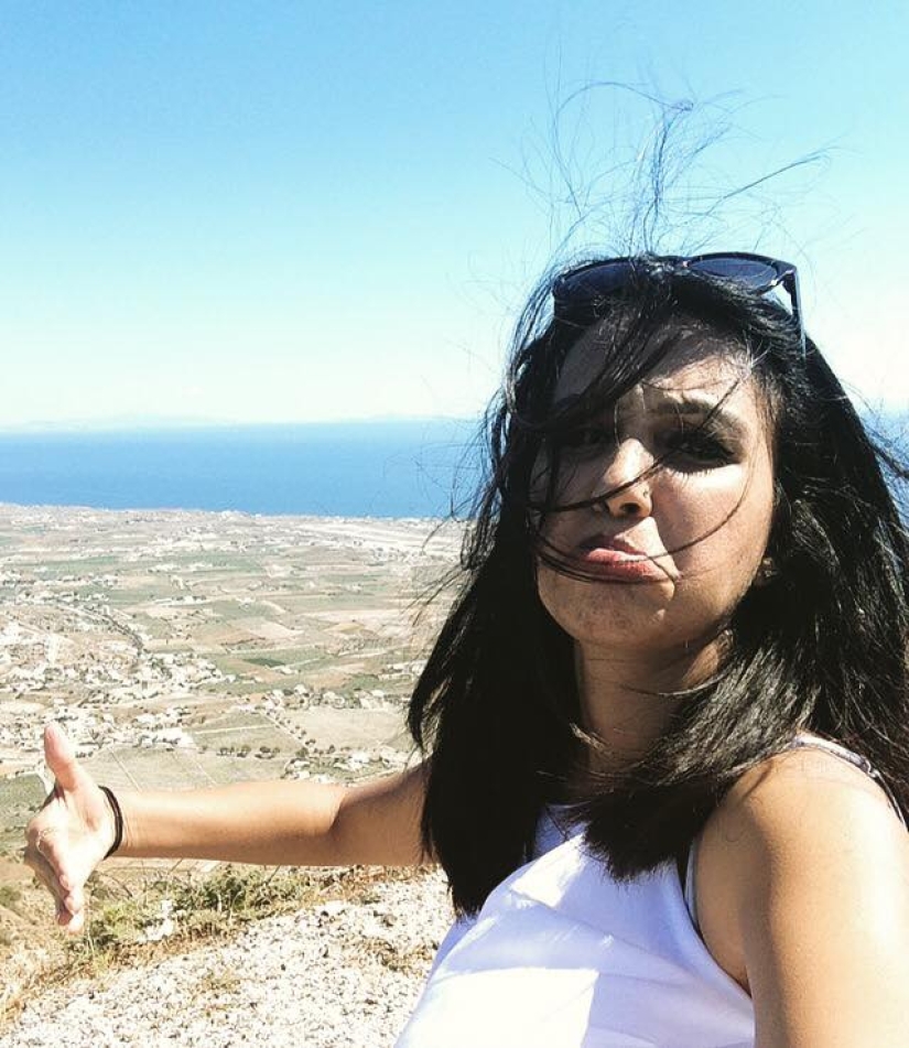 Honeymoon alone: the wife publishes a photo where she "hugs" her husband at home