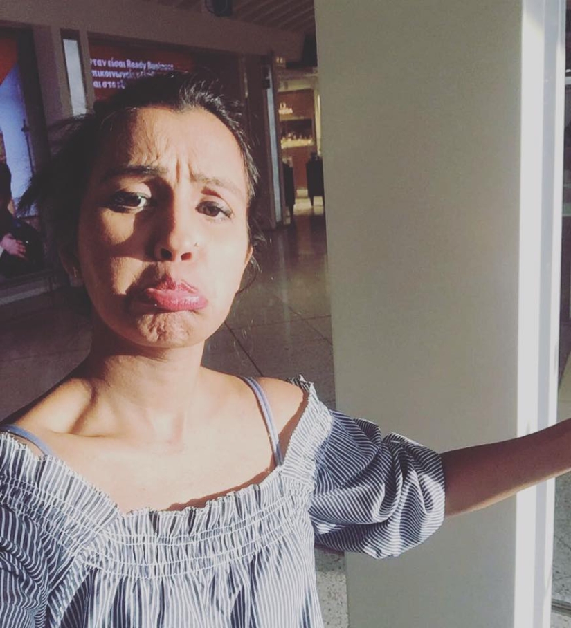 Honeymoon alone: the wife publishes a photo where she "hugs" her husband at home