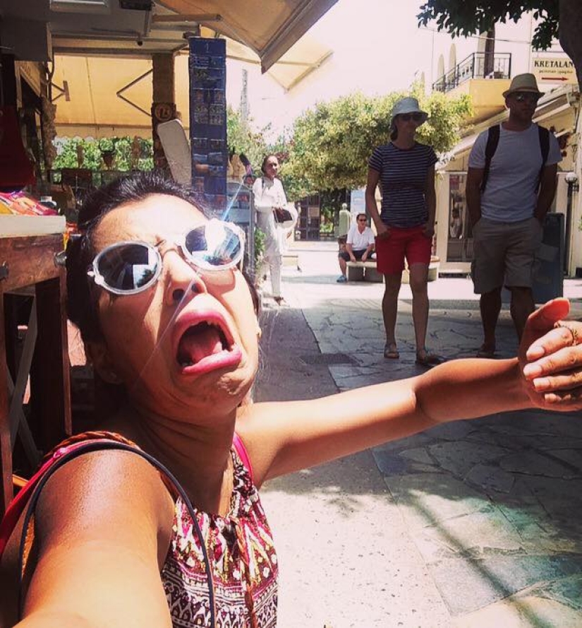 Honeymoon alone: the wife publishes a photo where she "hugs" her husband at home